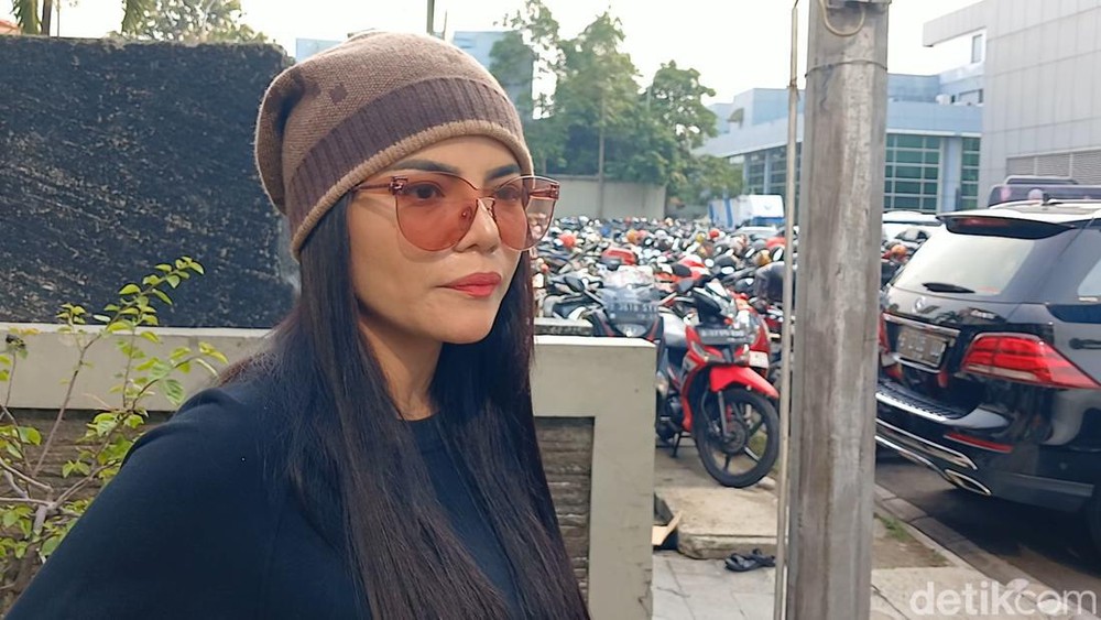 Dinar Candy Panik Kena Razia Ngumpet di Meja
