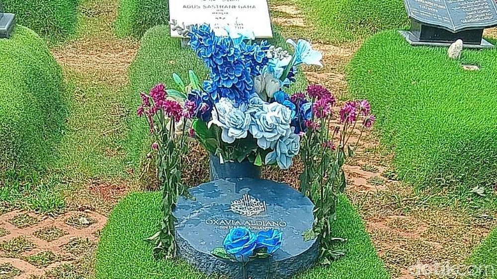 Makam Vidi Aldiano Ramai Peziarah Tak Terduga