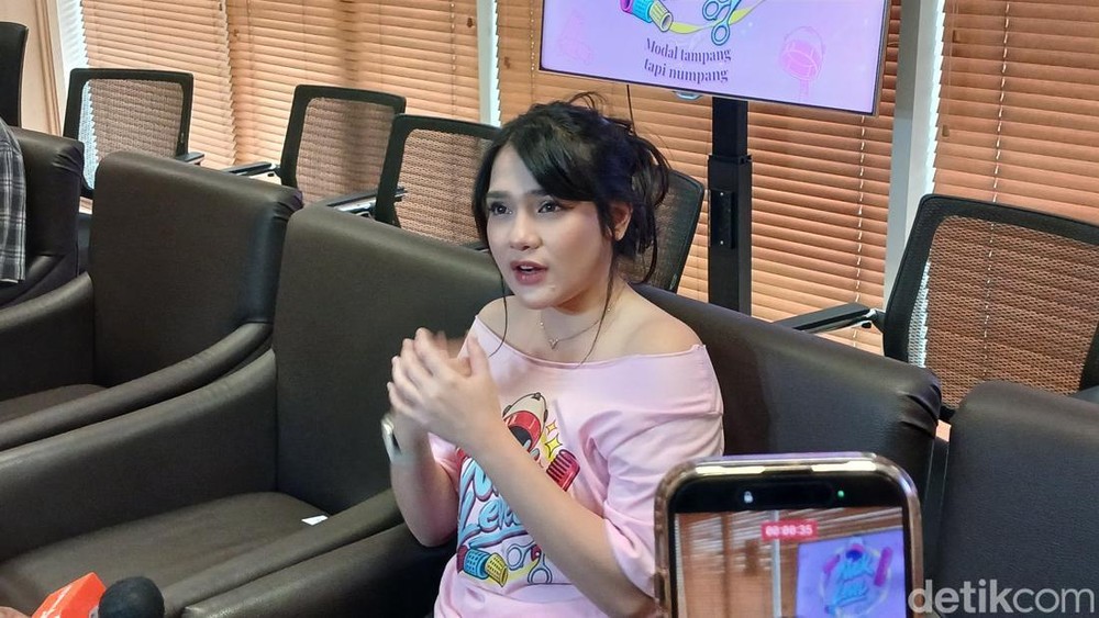 Davina Karamoy Nyalon Totalitas Demi Film Baru